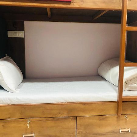 Everest Stays Rooms And Dormitory Mumbai  Buitenkant foto