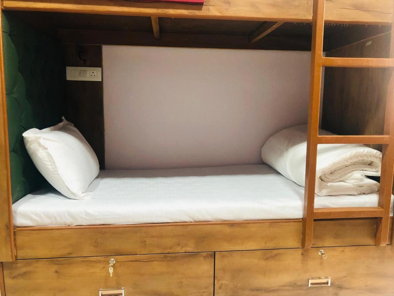 Everest Stays Rooms And Dormitory Mumbai  Buitenkant foto