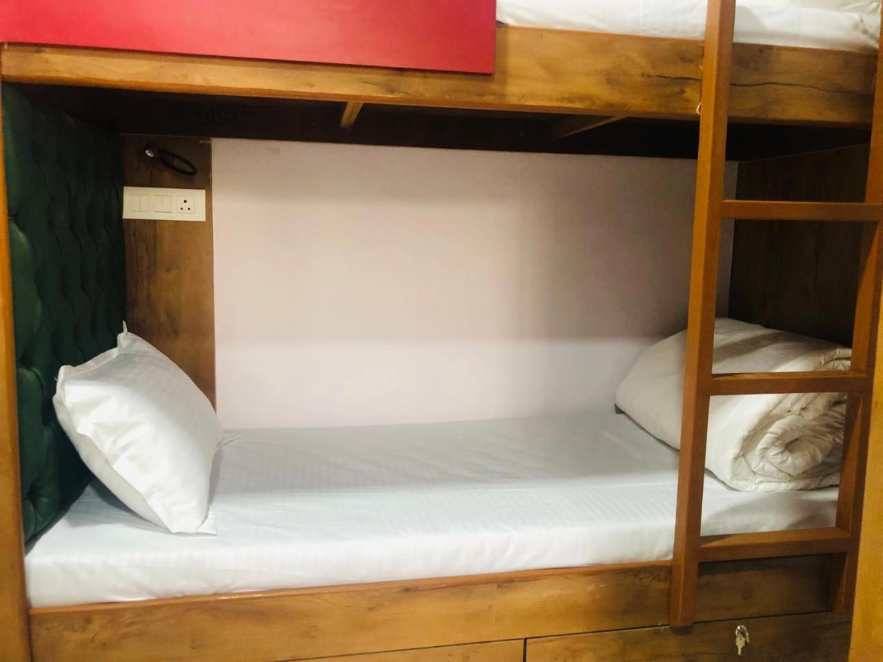 Everest Stays Rooms And Dormitory Mumbai  Buitenkant foto